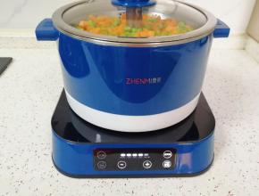 盖上锅盖，选择臻米升降电火锅的“营养蒸”功能，大火烧开，转中火蒸15分钟后断电。
