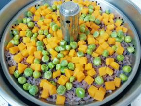 焖2-3分钟以后打开锅盖，香喷喷的糙米蔬菜饭就呈现在眼前了。