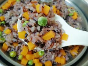 用饭铲翻拌一下，盛出就可以开吃啦！