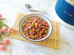 宝贝说比平时用电饭煲蒸的米饭好吃。