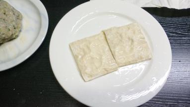 喷上水让干肉燕皮软化
