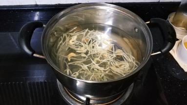 提前熬好浓汤（放了瑶柱、银鱼干、虾米熬）