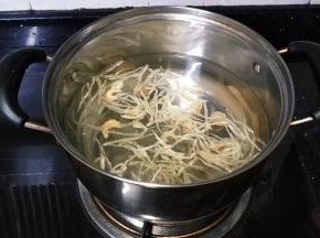 提前熬好浓汤（放了瑶柱、银鱼干、虾米熬）