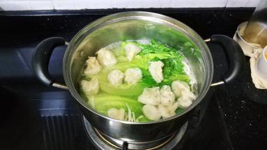 放入蒸好的肉燕鲮鱼云吞，汤煮开即可