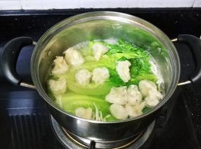 放入蒸好的肉燕鲮鱼云吞，汤煮开即可