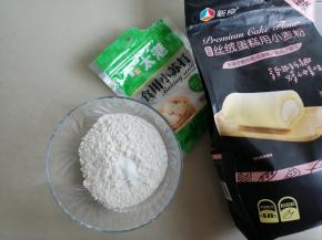 面粉和小苏打混合均匀备用