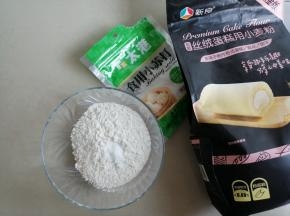 面粉和小苏打混合均匀备用