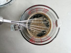 红糖用温热水溶解成红糖水，放凉备用