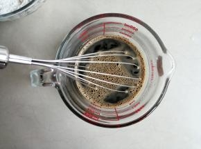 红糖用温热水溶解成红糖水，放凉备用