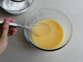 加入蜂蜜拌匀后，再倒入玉米油拌均匀，一定要乳化好，没有出现油星和分层