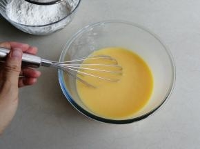 加入蜂蜜拌匀后，再倒入玉米油拌均匀，一定要乳化好，没有出现油星和分层