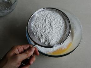 把混合好的粉类过筛进去