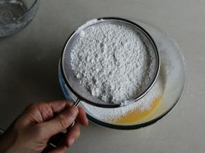 把混合好的粉类过筛进去
