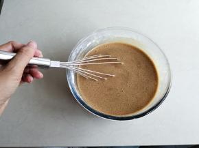 倒入红糖水拌均匀，成水状，过筛一次更好，能把未溶解的红糖粒去掉