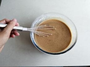 倒入红糖水拌均匀，成水状，过筛一次更好，能把未溶解的红糖粒去掉