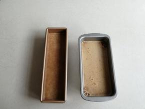 在模具底部铺上油纸，更易脱模，把静置好蛋糕糊轻划拌两下，再倒入模具里，六七分满即可，不要倒太满了，烘烤时会溢出来