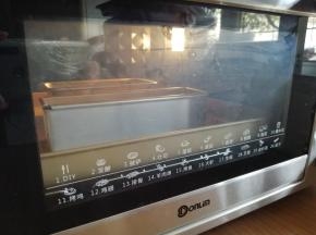 放入已经预热到175度的东菱K40C烤箱最下面一层，烘烤30分钟左右，实际烘烤温度要根据自家烤箱脾气而定。建议模具放在烤盘上，而不要直接放在烤架上，以防蛋糕糊溢出弄脏烤箱