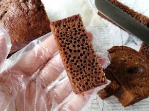 烘烤结束，把蛋糕取出，倒在晾架上晾凉。垂直切开，可以看到上下层的组织不同，上面是海绵状，下面是蜂巢状。再横切开，即可看到密密麻麻的蜂窝。未食用的蜂巢蛋糕，可以放入冰箱冷藏保存，3-5天内吃完。从冰箱取出，可以直接吃，也可以加热后再食用，个人觉得加热后的口感会更好