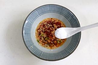 继续加入2勺生抽、2勺香醋、1小匙盐、1/2勺白糖拌匀。