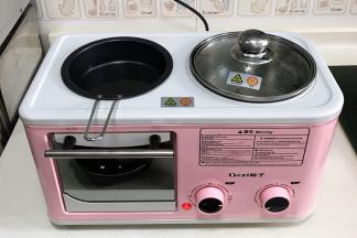 往早餐机中煎盘内加入适量的食用油烧热，右边煮锅内烧热水。