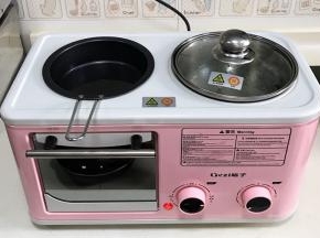往早餐机中煎盘内加入适量的食用油烧热，右边煮锅内烧热水。