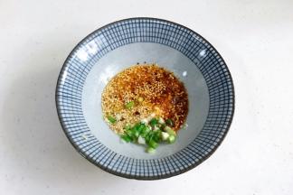 热油淋入碗中。