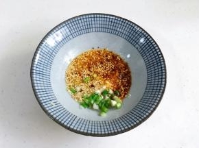 热油淋入碗中。