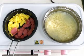 鸡蛋打散入锅炒熟，香肠切片煎热，泡面入沸水锅中煮至九分熟。