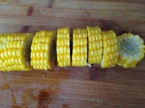 玉米去皮切成厚片，这样便于成熟。玉米食后可消除肥胖人的饥饿感，但食后含热量很低，也是减肥的代用品之一。