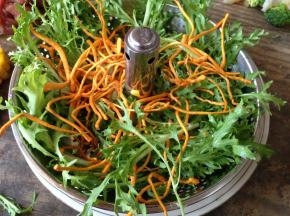 漏盘底部先放入苦菊和虫草花，虫草花含有丰富的蛋白质、氨基酸以及虫草素、甘露醇、多糖类等多种营养成分，对增强和调节人体免疫功能、提高人体抗病能力很有效。鲜虫草花使用前稍微清洗下即可，不要洗得太久。