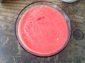 番茄去皮切小块用料理机打成蓉，这样口感会非常细腻