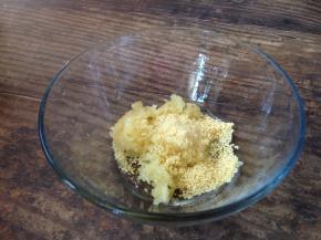 大蒜剁成碎粒加入鸡精