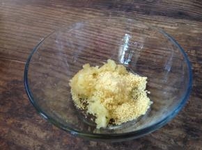 大蒜剁成碎粒加入鸡精