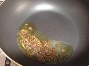 锅内加冷油倒入麻椒、花椒小火炸至变色出现后捞出不要，迅速倒入蒜汁中即为椒麻蒜蓉汁，可涮菜时食用