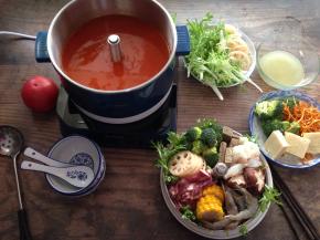 倒入臻米升降火锅加水煮开，加入香叶和大料去腥提香