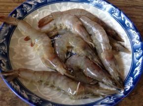 鲜虾剪去虾枪和虾腿，然后剪开虾背取出虾线，开背可以更好的入味。虾类营养丰富，肉质松软易消化，是极好的食物