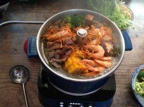 哈哈，升起漏盘即可食用了，配上蘸料，好吃、营养、健康