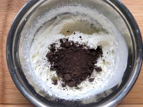 加入奥利奥饼干碎打发均匀即可