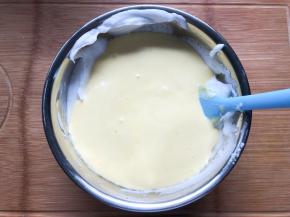 再倒回蛋白盆中继续翻拌均匀