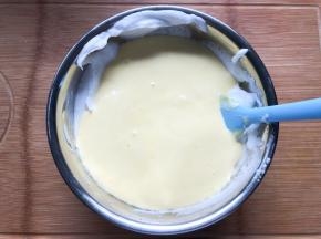 再倒回蛋白盆中继续翻拌均匀