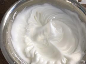 继续高速打发至拉起打蛋头有弯勾状态