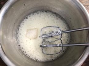 蛋白加入柠檬汁低速打发至有粗泡状态，加入三分之一糖
