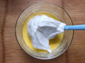 分三分之一蛋白到蛋黄糊中，翻拌均匀