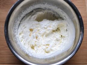 淡奶油加糖打发至硬性