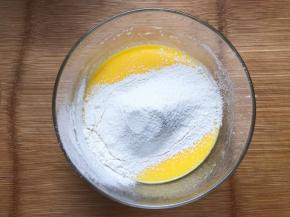 筛入低筋面粉拌匀