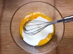 加入鸡蛋中搅拌均匀