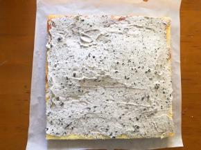 蛋糕出炉撕掉油纸，冷至温热，切掉四边，抹上奶油