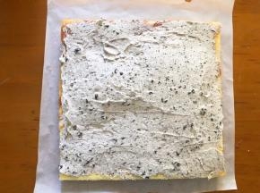 蛋糕出炉撕掉油纸，冷至温热，切掉四边，抹上奶油