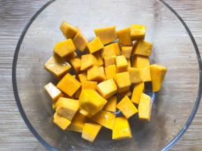 加入玉米油搅拌均匀