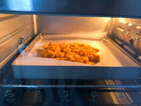 放入预热好的烤箱中层，上下火180度20分钟